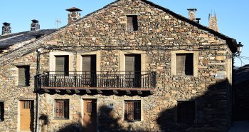 Panorámica de Valverde de los Arroyos con sus casas de pizarra negra y el pico Ocejón al fondo
