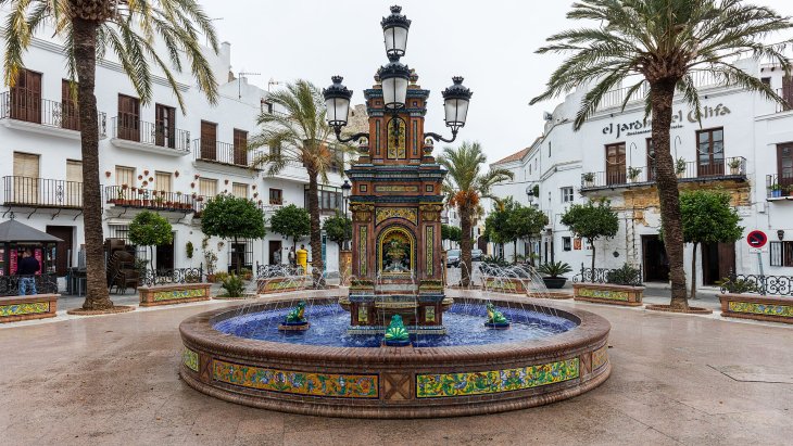 Casas blancas de Vejer de la Frontera coronando la colina, con la vega del río Barbate a sus pies