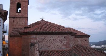 Vista panorámica de Vilafamés con sus casas de piedra rodena roja y el castillo con su torre circular en lo alto