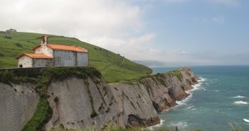 Panorámica de los acantilados del flysch de Zumaia con la playa de Itzurun y la ermita de San Telmo